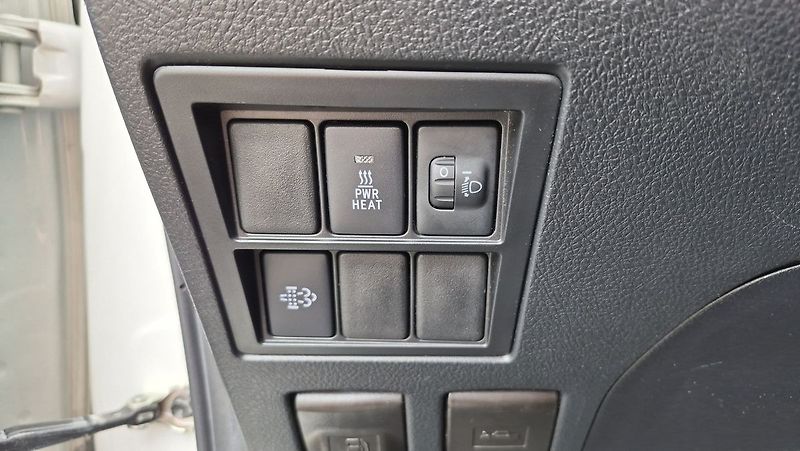 Toyota Hilux Active  2.4L Diesel 6M/T 4x4 - fotka 18 z 23