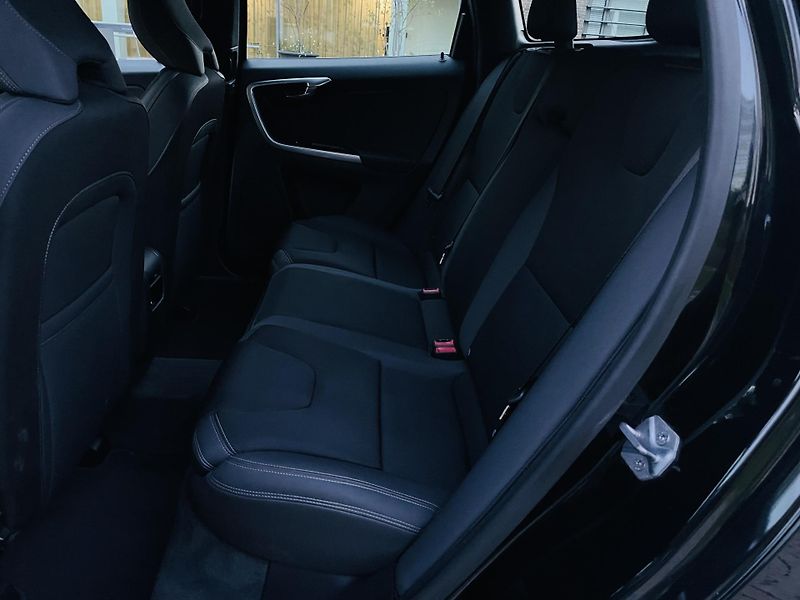 Volvo XC60 2.0D 5VÁLEC AUT TAŽNÉ VÝHŘEV - fotka 30 z 43