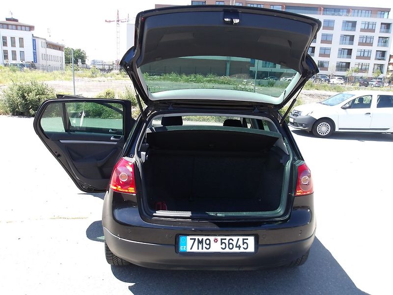 Volkswagen Golf 1,4i 16V KLIMA,VÝHŘEVY,ŠÍBR ! - fotka 21 z 26