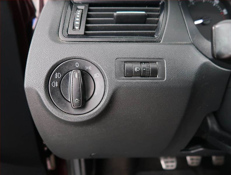 Škoda Rapid (2013) 1.2 TSI, Vyhř. sedaček - fotka 16 z 18