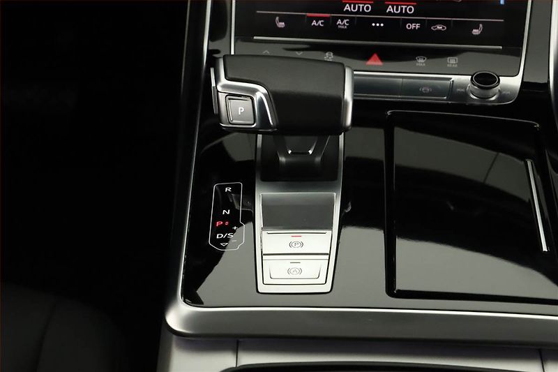 Audi Q8 (2023) 55 TFSI, Výhřev, Kamera - fotka 10 z 29
