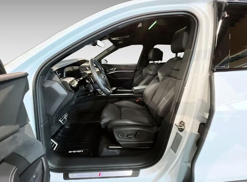 Audi Q8 e-tron 55 Q 360k Pano Vzduch 4 zóny   - fotka 8 z 12