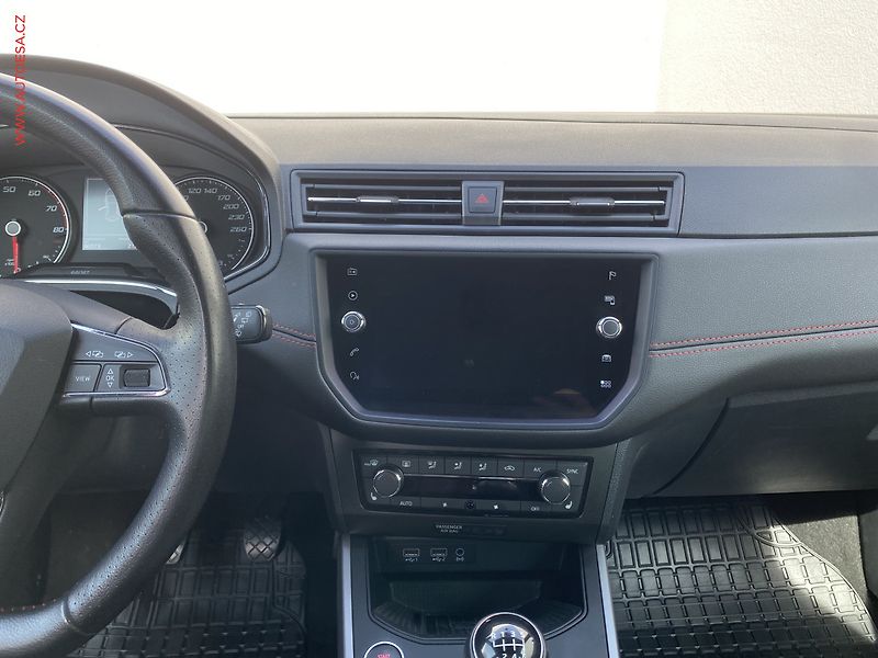 Seat Arona (2019) 1.5 TSi, FR, LED, navi - fotka 12 z 19