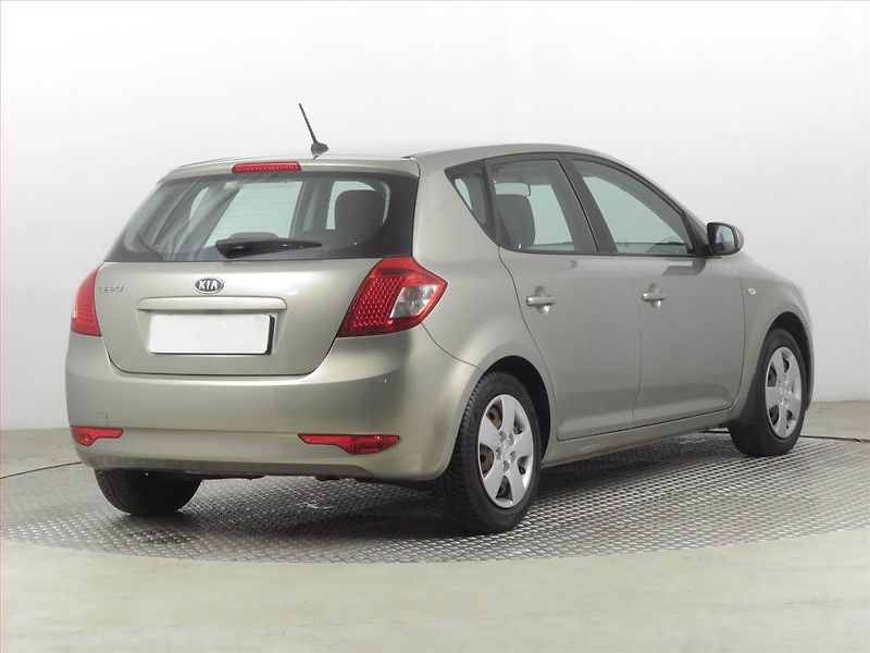 Kia Ceed (2010) 1.4 CVVT, Serv.kniha, Tempomat - fotka 5 z 16