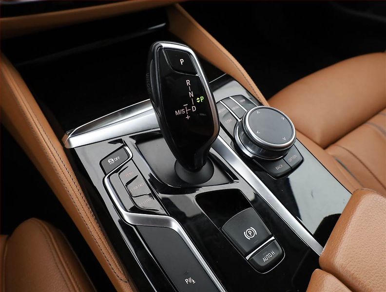 BMW Řada 5 (2018) Luxury Line 530d xDrive - fotka 12 z 18