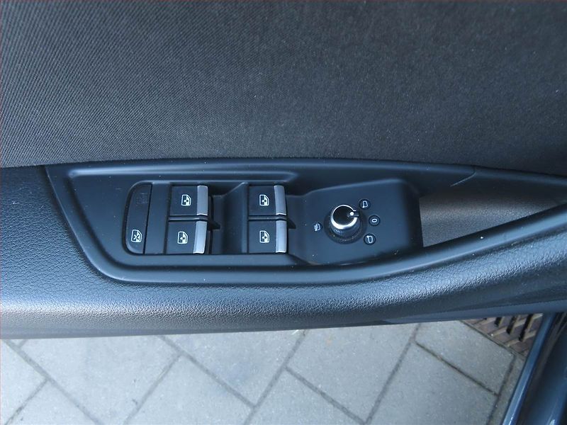 Audi A4 (2016) 2.0 TDI, Automat, Navi - fotka 17 z 19
