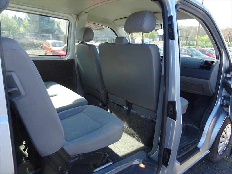 Volkswagen Caravelle 2,5 TDi 96 Kw 9 Míst - fotka 12 z 25