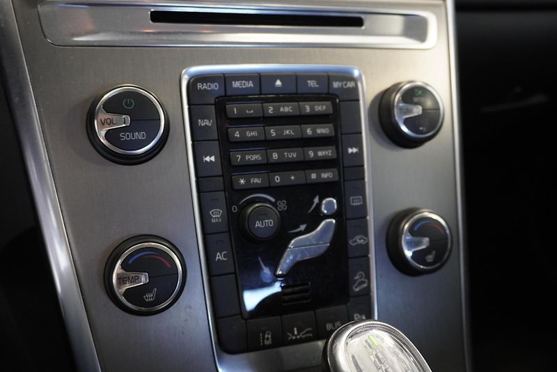 Volvo XC60 D4 AWD MOMENTUM AUT. - fotka 15 z 26