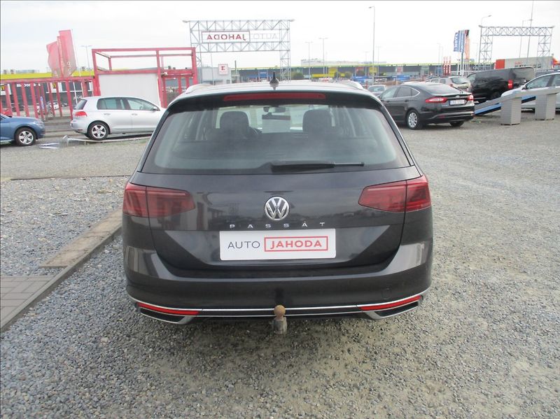 Volkswagen Passat 2,0 TDI, Elegance, DSG, servis - fotka 7 z 35