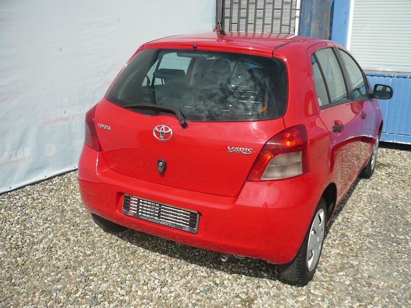Toyota Yaris 1.0i 51Kw - fotka 7 z 24