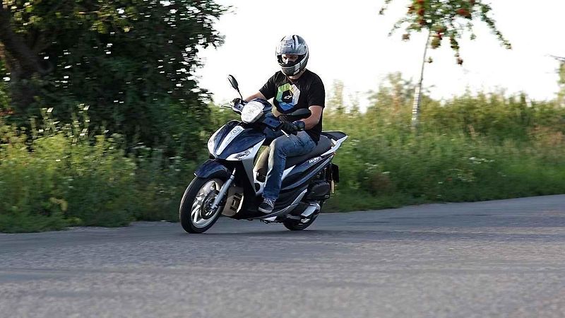 Piaggio MP3 500ie Sport LT (vlevo) a Piaggio Medley 125ie.