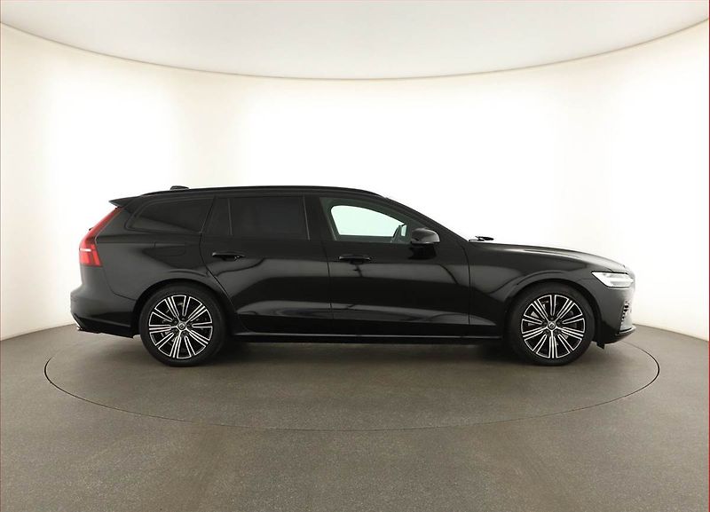 Volvo V60 (2020) R-Design T8 Twing Engine - fotka 6 z 17