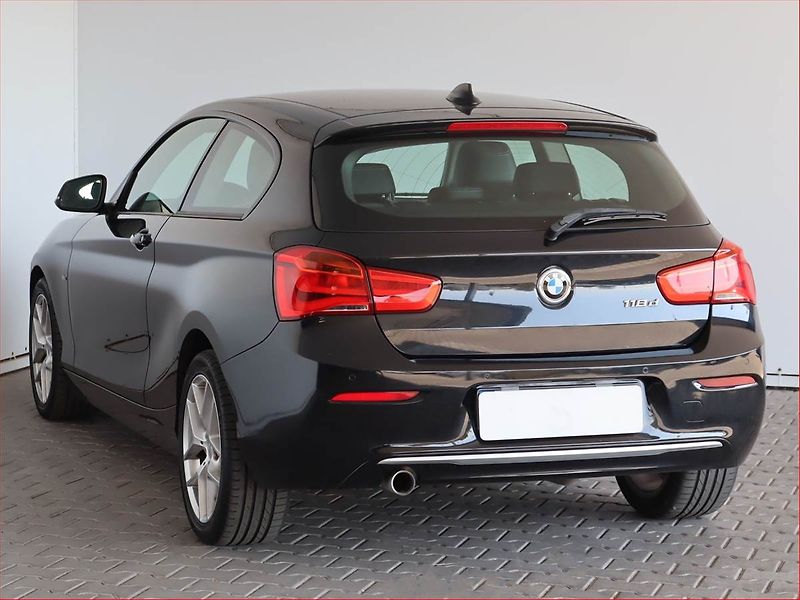 BMW Řada 1 (2016) Urban Line 118d, Automat - fotka 4 z 23