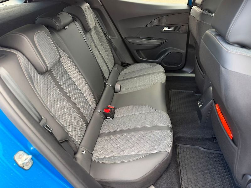 Peugeot 2008 ALLURE Pack 1.2PT 130 EAT8 - fotka 11 z 29