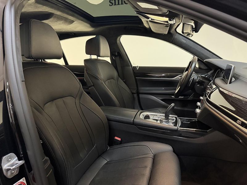 BMW Řada 7 BMW 740d xDrive M-Paket CZ - fotka 47 z 50