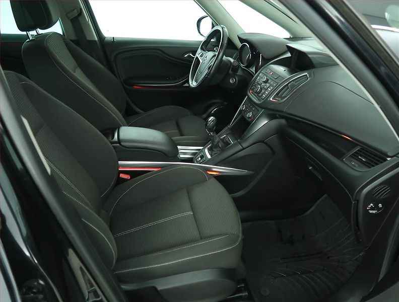 Opel Zafira (2013) 2.0 CDTI, Navi, Tempomat - fotka 9 z 15