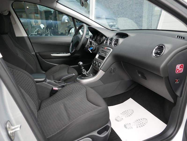 Peugeot 308 1,6 HDI 80kW SW Panorama Sport - fotka 26 z 40