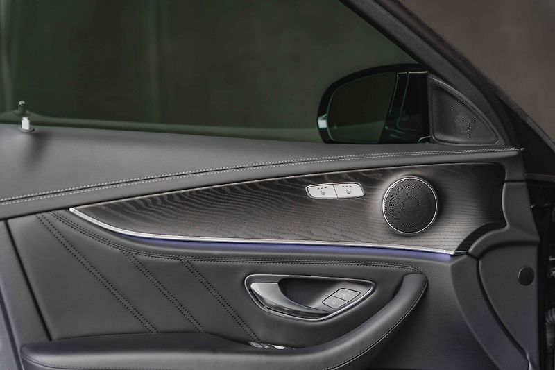 Mercedes-Benz Třídy E (2022) 53-AMG-4M-PANO-DIS-360-GTsport - fotka 13 z 17