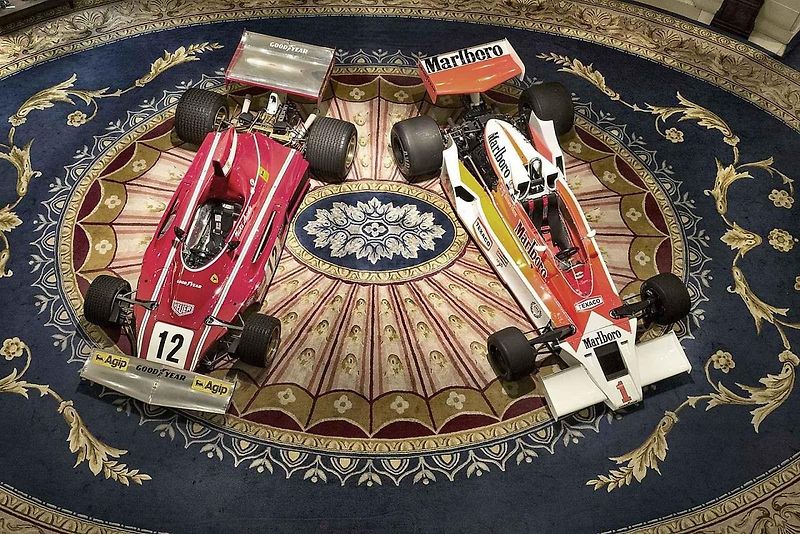 Ferrari 312 B/3 Nikiho Laudy a Mclaren M26 Jamese Hunta. O jejich příběhu je film. Víte, který?