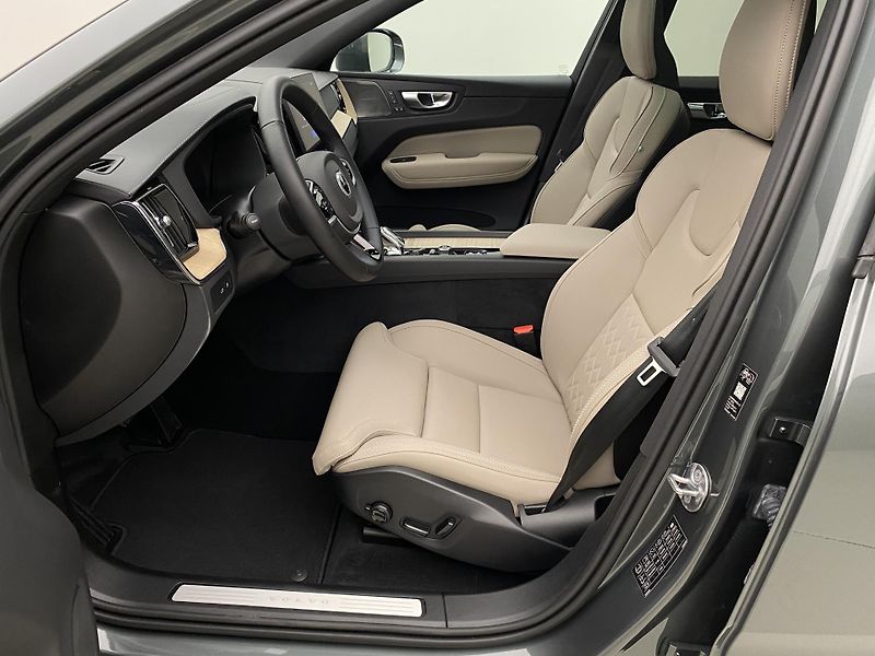 Volvo XC60 T8 AWD RECHARGE ULTRA BRIGHT - fotka 3 z 67