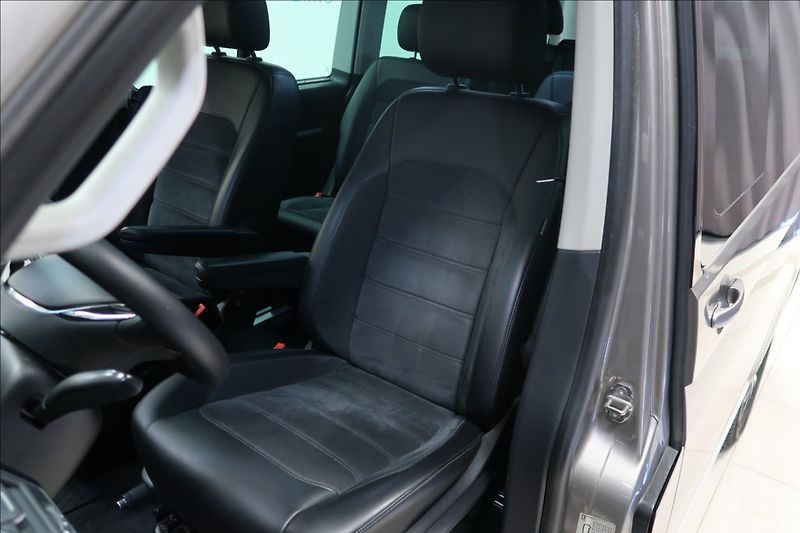 Volkswagen Multivan 2,0 TDI DSG 4MOTION HIGHLINE - fotka 26 z 45
