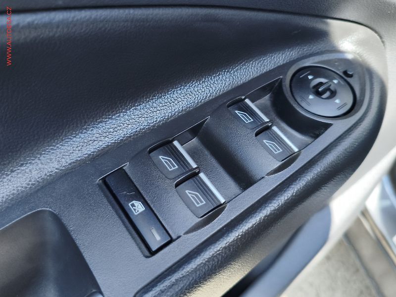 Ford Kuga (2015) 2.0 TDCi, Titanium - fotka 16 z 19