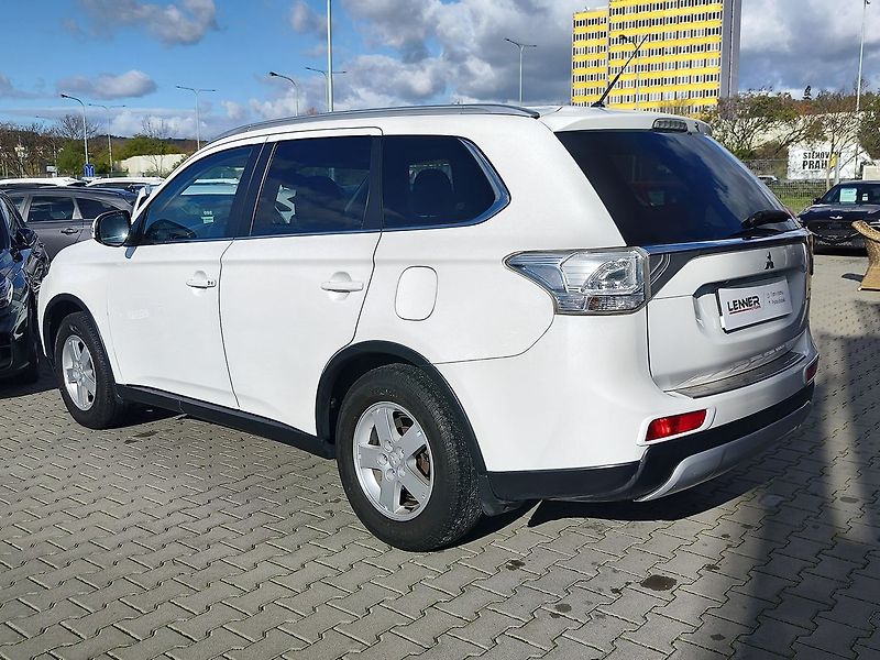 Mitsubishi Outlander 2.2 DI-D/110kW 4x4,7 Míst - fotka 7 z 36