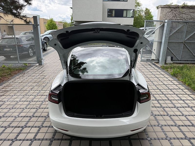 Tesla Model 3 SR Plus REZERVACE - fotka 35 z 39