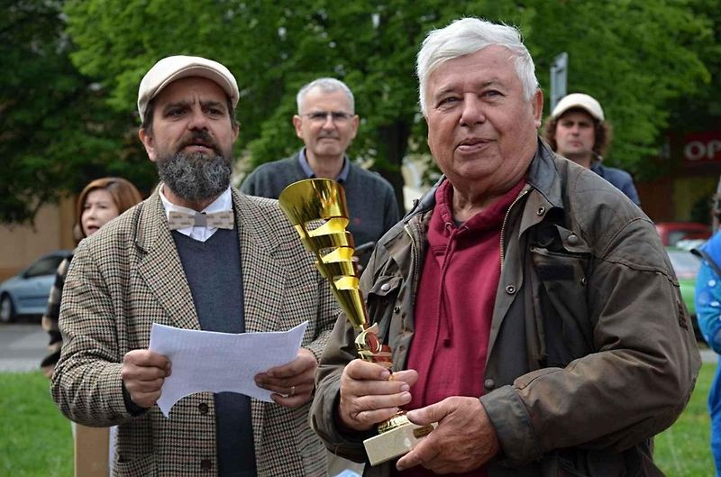 Veteránský závod odstartoval ve Velvarech na náměstí. Cíl byl na náměstí ve Slaném.