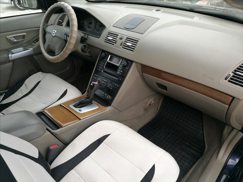 Volvo XC90 2,4 D5 AWD - fotka 12 z 18