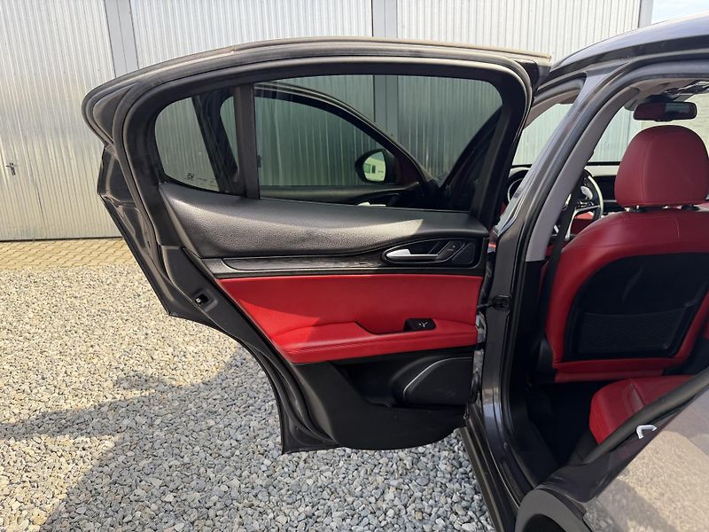 Alfa Romeo Stelvio 2.2JTDM Q4 4x4 210PS VELOCE 1A - fotka 102 z 167