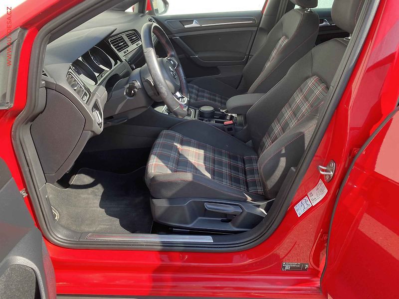 Volkswagen Golf (2018) 2.0 TSi, GTi, DSG, LED - fotka 9 z 20
