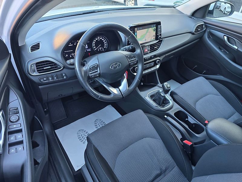 Hyundai i30 1.6CRDi COMFORT LED KAMERA NAV - fotka 10 z 35