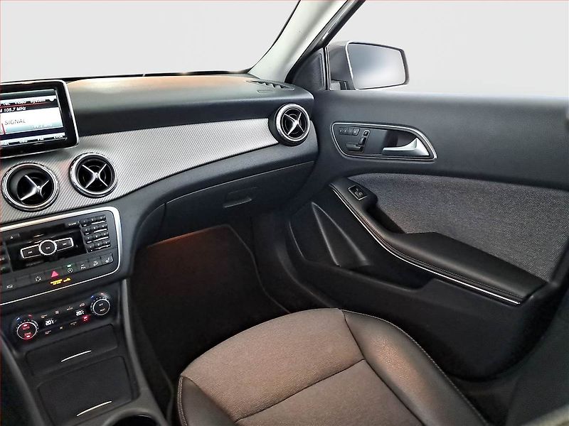 Mercedes-Benz GLA (2015) 220 CDI 4MATIC, 4X4 - fotka 8 z 23