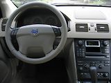 Riešenie širokého stredového panelu, na ktorý plynulo naväzuje vysoká stredová konzola pripomína viac osobný automobil, než „esuvéčko“.