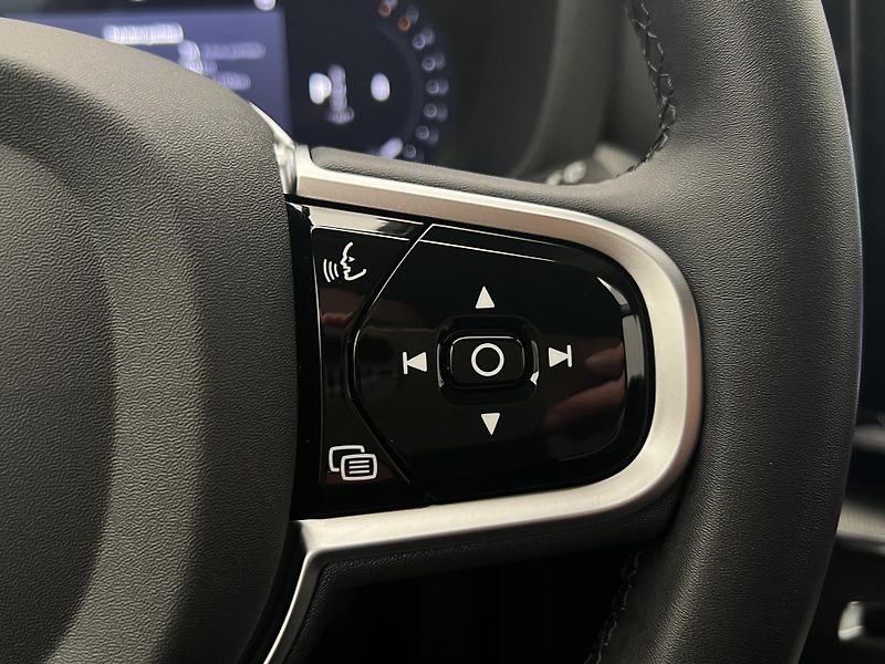 Volvo XC60 B5 AWD PLUS DARK AUT 1.maj. - fotka 26 z 43