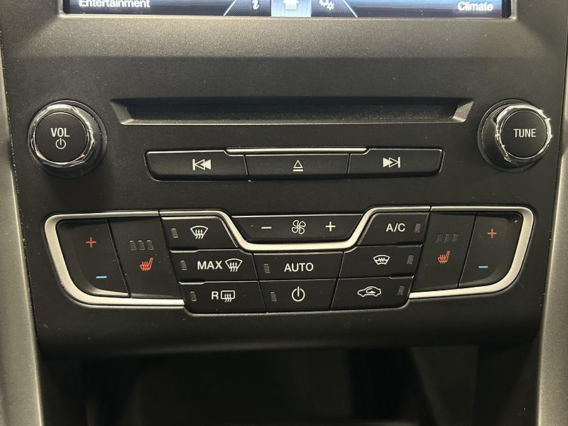 Ford Mondeo (2015) 2.0TDCi Aut Titanium LED 110kW - fotka 17 z 26