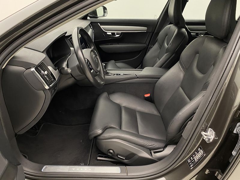 Volvo S90 D4 MOMENTUM AUT - fotka 3 z 43