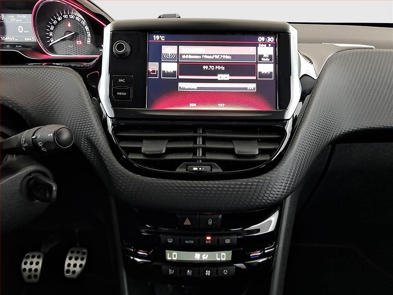 Peugeot 2008 (2016) 1.2 PureTech, Tempomat - fotka 12 z 18