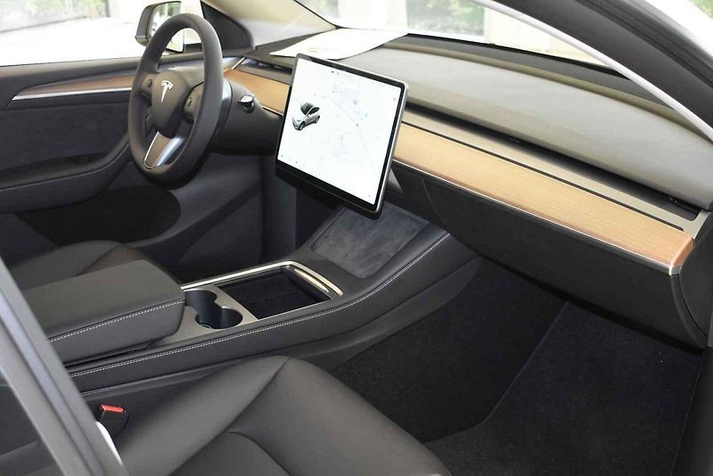 Jedna z prvních Tesel Model Y v showroomu v Čestlicích