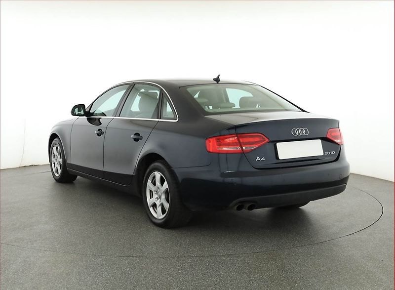 Audi A4 (2009) 2.0 TDI, rezervace - fotka 4 z 17
