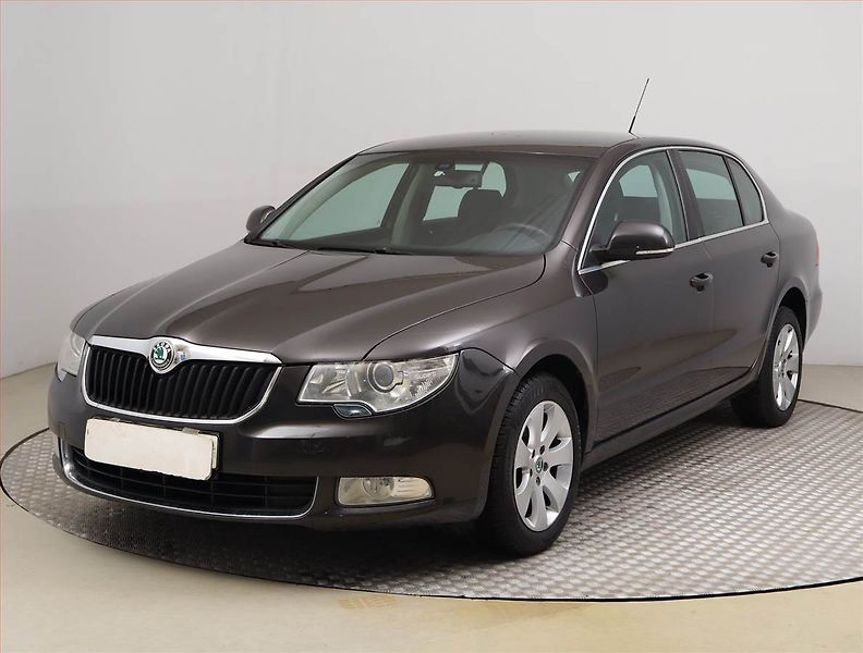 Škoda Superb (2009) Ambiente 2.0 TDI, Xenony - fotka 2 z 20
