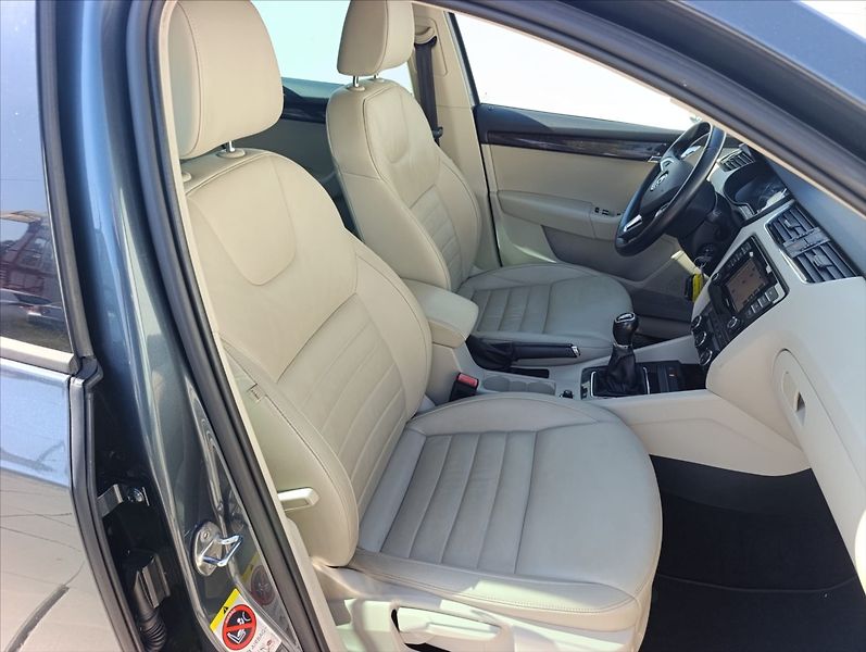Škoda Octavia 1,6 TDi 4x4 Navi,Kůže,Aut.klim - fotka 28 z 36