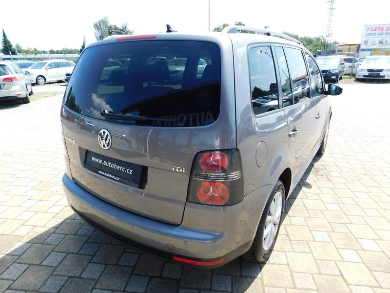 Volkswagen Touran (2009) 1.9 TDi DSG - fotka 4 z 31