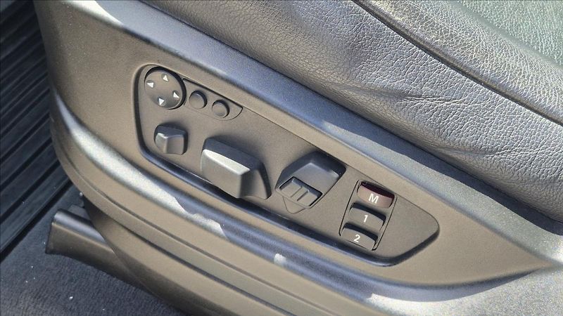 BMW X6 3,0 225 Kw 35i xDrive ČR 2.maj - fotka 15 z 19