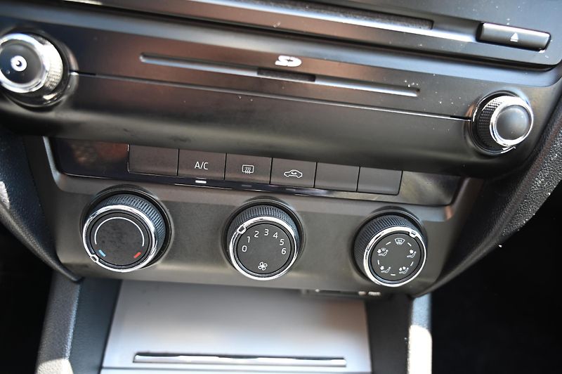 Škoda Octavia 1.6TDI 77KW Ambition rezervace - fotka 16 z 49