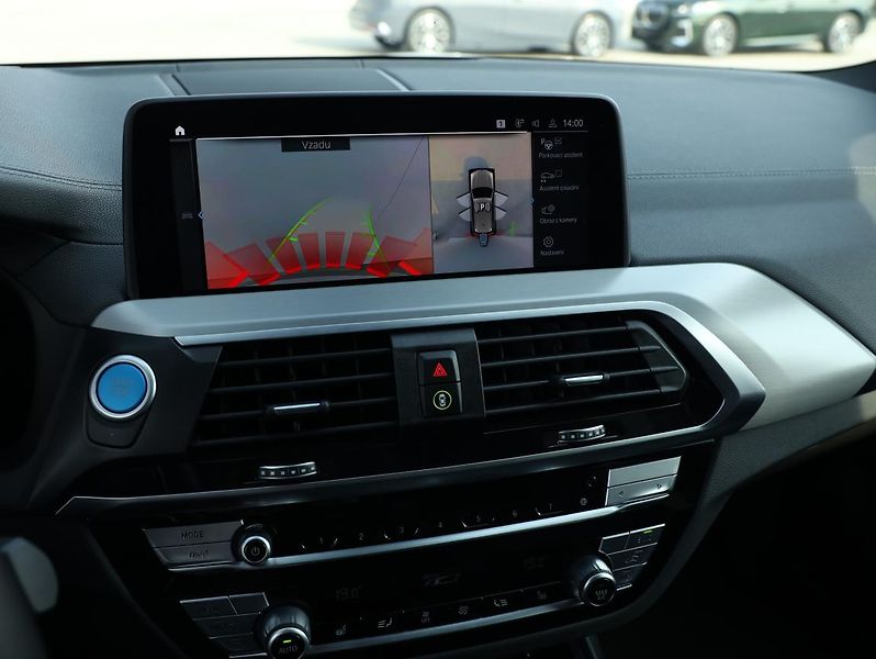 BMW iX3 - fotka 16 z 19
