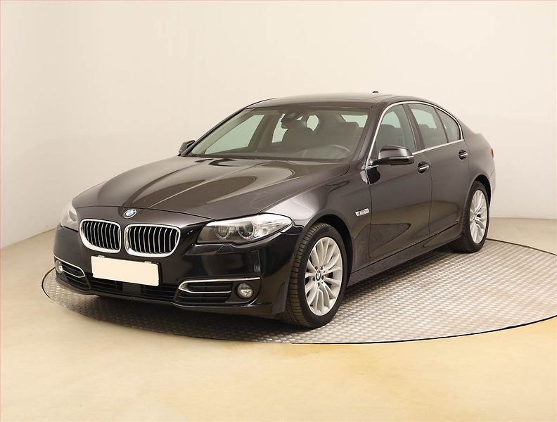 BMW Řada 5 (2015) Luxury Line 530d xDrive, 4X4 - fotka 2 z 32
