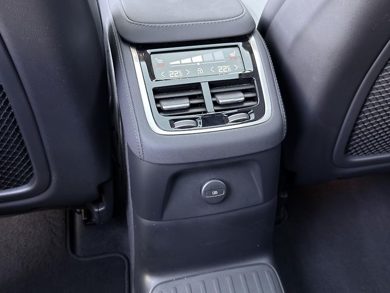 Volvo XC90 T8 AWD // PLUS DARK// PANORAMA - fotka 13 z 53