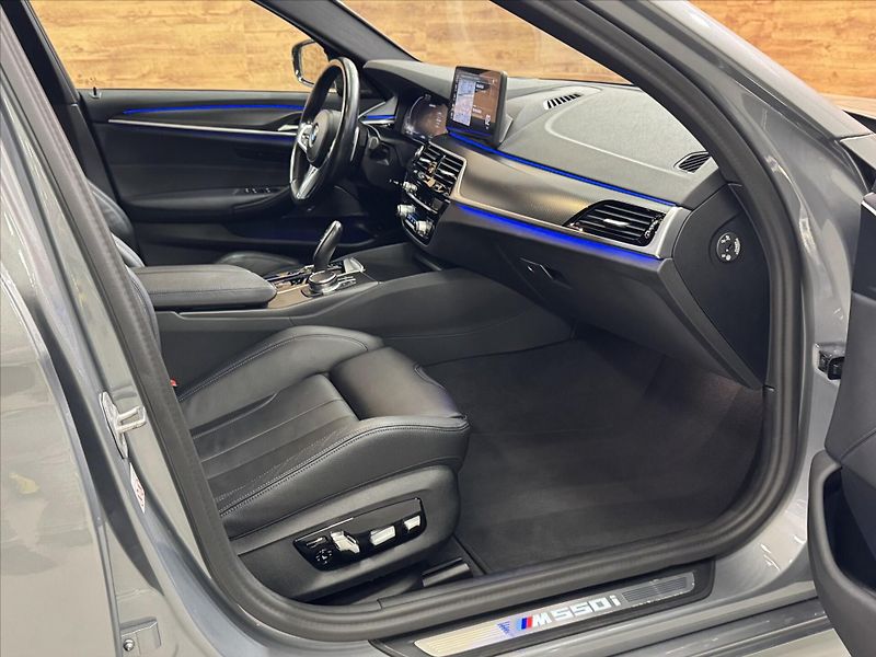 BMW Řada 5 M550i xDRIVE LASER HUD - fotka 22 z 31